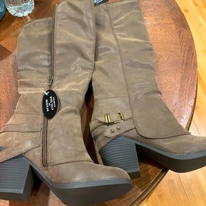 Wide calf 8.5 M never worn